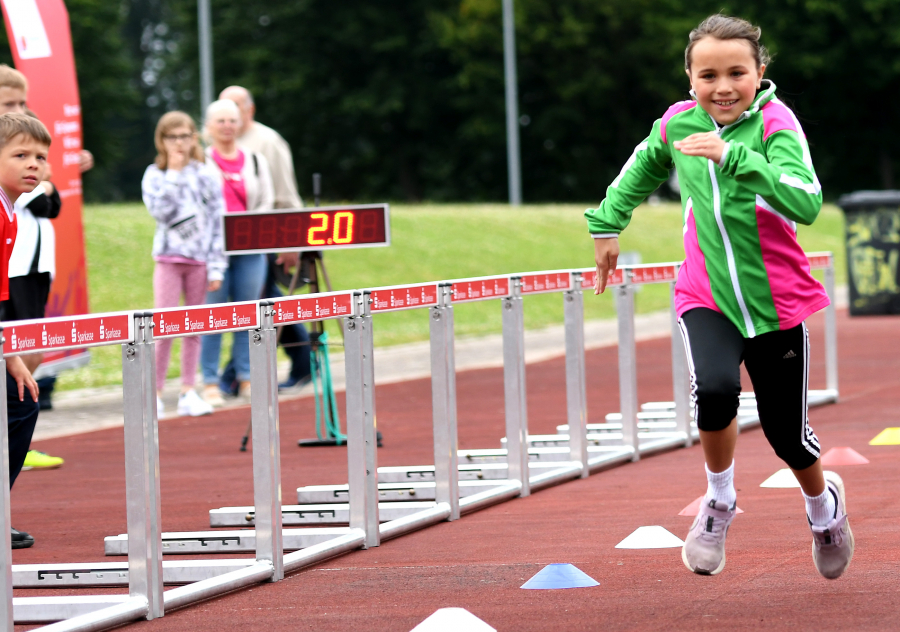 Ida Vo&szlig;en (Wiese-GS) setzte sich als Favoritin auch im Finale des Stadtwerke Soest-LAZ-Grundschul-Sprintcups beim Jahrgang 2015 durch. Foto: Bottin