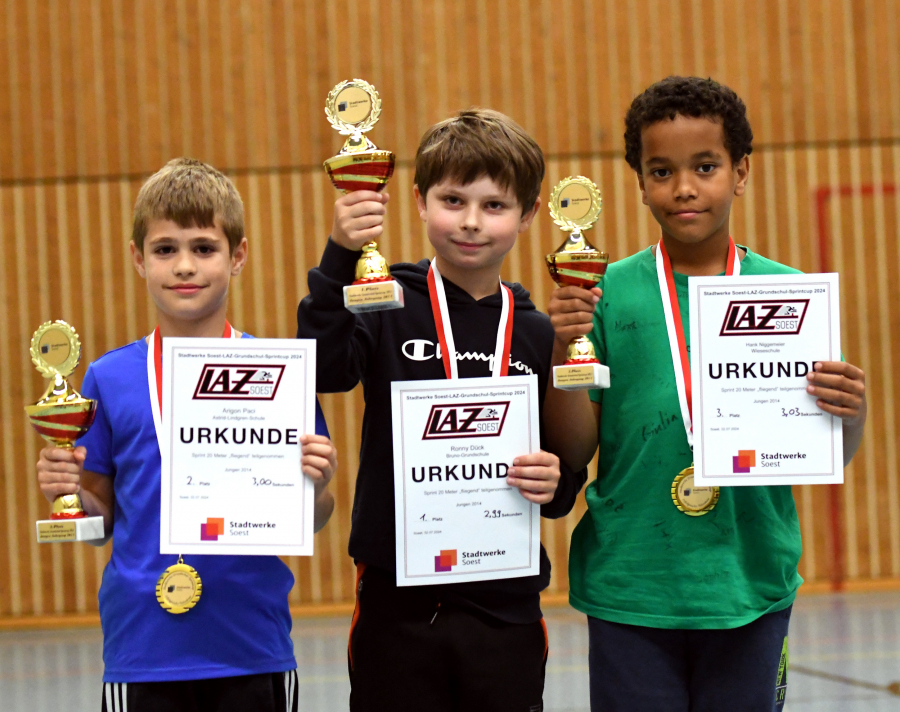 Die drei Erstplatzierten Jungen des Jahrgangs 2014 (von links): Arigon Paci (Astrid-Lindgren, 2.), Sieger Ronny D&uuml;ck (Bruno) und der Drittplatzierte Hank Niggemeier (Wiese). Foto: Bottin