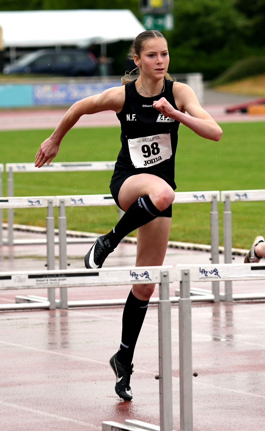 Konkurrenzloser Doppelsieg: Mia Vollmer (links) vom LAZ Soest  gewann den Landesmeistertitel im Siebenkampf vor Mannschaftskameradin Maya Klute. Foto: Bottin