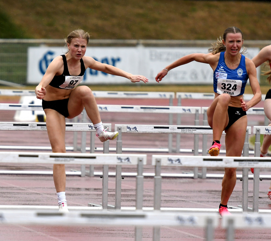 Maja Bolinger (links) vom LAZ Soest, hier im H&uuml;rdensprint zusammen mit Charlotte G&ouml;rz vom TV Werne, erf&uuml;llte &uuml;ber 200 Meter in tollen 25,28 Sekunden die DM-Norm bei der weiblichen Jugend U18. Im Siebenkampf wurde sie Sechste der Meisterschaften. Foto: Bottin