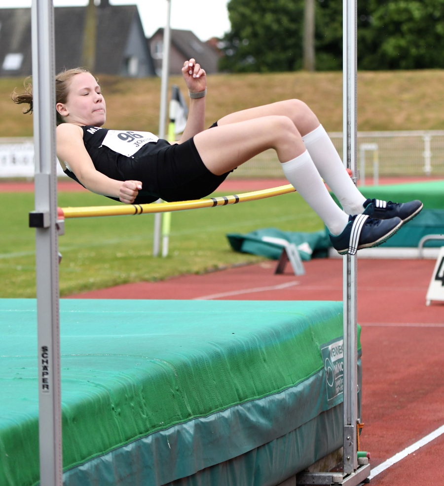 Noelle Biegel (W12) vom LAZ Soest sorgte mit ihrem Titelgewinn im Vierkampf f&uuml;r eine &Uuml;berraschung. Im Hochsprung erzielte die junge Soesterin 1,24 Meter. Foto: Bottin
