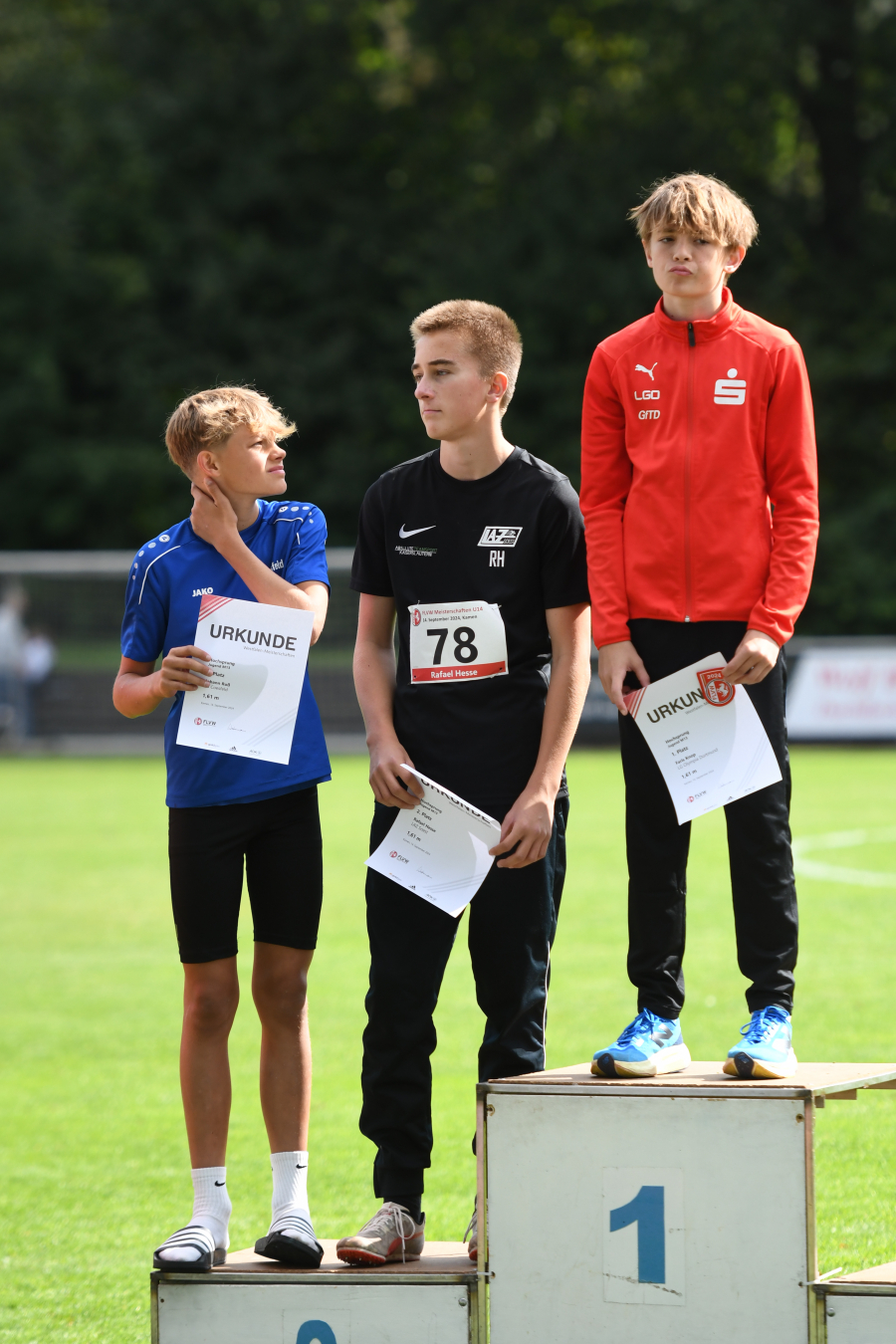 Silber f&uuml;r Rafael Hesse (Mitte) im Hochsprung der Altersklasse M13. Rechts der Sieger Faris Knop (Dortmund). Johann Ro&szlig; (links, Coesfeld) wurde wie Hesse ebenfalls Vizemeister. Foto: Bottin