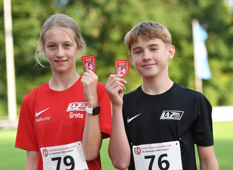 Zwei Mal Gold f&uuml;r das LAZ Soest: Greta Karsten (W12) im Hochsprung und Michel Bottin (M12) &uuml;ber 60-Meter-H&uuml;rden wurden in Kamen Westfalenmeister. Foto: Bottin|Entschlossen und souver&auml;n zu Sieg: M12-Athlet Michel Bottin vom LAZ Soest wurde Westfalenmeister im 60-Meter-H&uuml;rdensprint. Foto: Bottin|Gro&szlig; war die Freude &uuml;ber Greta Karstens Westfalenmeistertitel im Hochsprung auch bei Trainerin Annika Straub (links) und den Eltern der Sportlerin. Foto: Bottin|Mit einer Topleistung zum Titel: Greta Karsten (W12) vom LAZ Soest war im Hochsprung mit 1,55 Metern eine Klasse f&uuml;r sich und freute sich riesig &uuml;ber                            Sieg und Gold bei den U14-Westfalenmeisterschaften. Foto: Bottin|Eine Jungen- und eine M&auml;dchenstaffel &uuml;ber 4 x 75 Meter starteten f&uuml;r das LAZ Soest bei den U14-Westfalenmeisterschaften in Kamen. Unten von links: Bastian Sievert, Rafael Hesse, Malte Langenscheidt und Michel Bottin; oben von links: Marie Rustemeyer, Marlene Soer, Hannah Eppe und Leni Schneider. Foto: Bottin|Silber f&uuml;r Rafael Hesse (Mitte) im Hochsprung der Altersklasse M13. Rechts der Sieger Faris Knop (Dortmund). Johann Ro&szlig; (links, Coesfeld) wurde wie Hesse ebenfalls Vizemeister. Foto: Bottin|Marlene Soer (W13) beim 75-Meter-Vorlauf. Foto: Bottin|Marie Rustemeyer (W12) beim 75-Meter-Vorlauf. Foto: Bottin|Leni Schneider (W12) beim 75-Meter-Vorlauf. Foto: Bottin|Rafael Hesse (M13) wurde &uuml;ber 75-Meter in 10,36 Sekunden (Vorlauf 10,27 Sekunden) Sechster. Foto: Bottin|Beste Stimmung w&auml;hrend des Hochsprungwettkampfes im Kamener Jahnstadion: Trainerin Annika Straub (links) und Greta Karsten mit Eltern. Foto: Bottin|Hochsprung-Westfalenmeisterin Greta Karsten beim Wettkampf in Kamen. Foto: Bottin|Greta Karsten: So sch&ouml;n jubelt eine Westfalenmeisterin. Foto: Bottin|Greta Karsten: So sch&ouml;n jubelt eine Westfalenmeisterin. Foto: Bottin|Greta Karsten: So sch&ouml;n jubelt eine Westfalenmeisterin. Foto: Bottin|W12-Hochsprung-Siegerehrung in Kamen: In der Mitte Westfalenmeisterin Greta Karsten vom LAZ Soest. Links Vizemeisterin Lena Kathleen Hoppmann (LG Lemgo), rechts die Dritte , Emilia Bertmaring (LG Coesfeld). Foto: Bottin|M12-H&uuml;rdensprint-Siegerehrung in Kamen: In der Mitte Westfalenmeister Michel Bottin vom LAZ Soest, links Vizemeister Leonas Czeranka (TV Werne, rechts der Dritte, Jonas T&ouml;pfer (LG Kindelsberg Kreuztal). Foto: Bottin|||