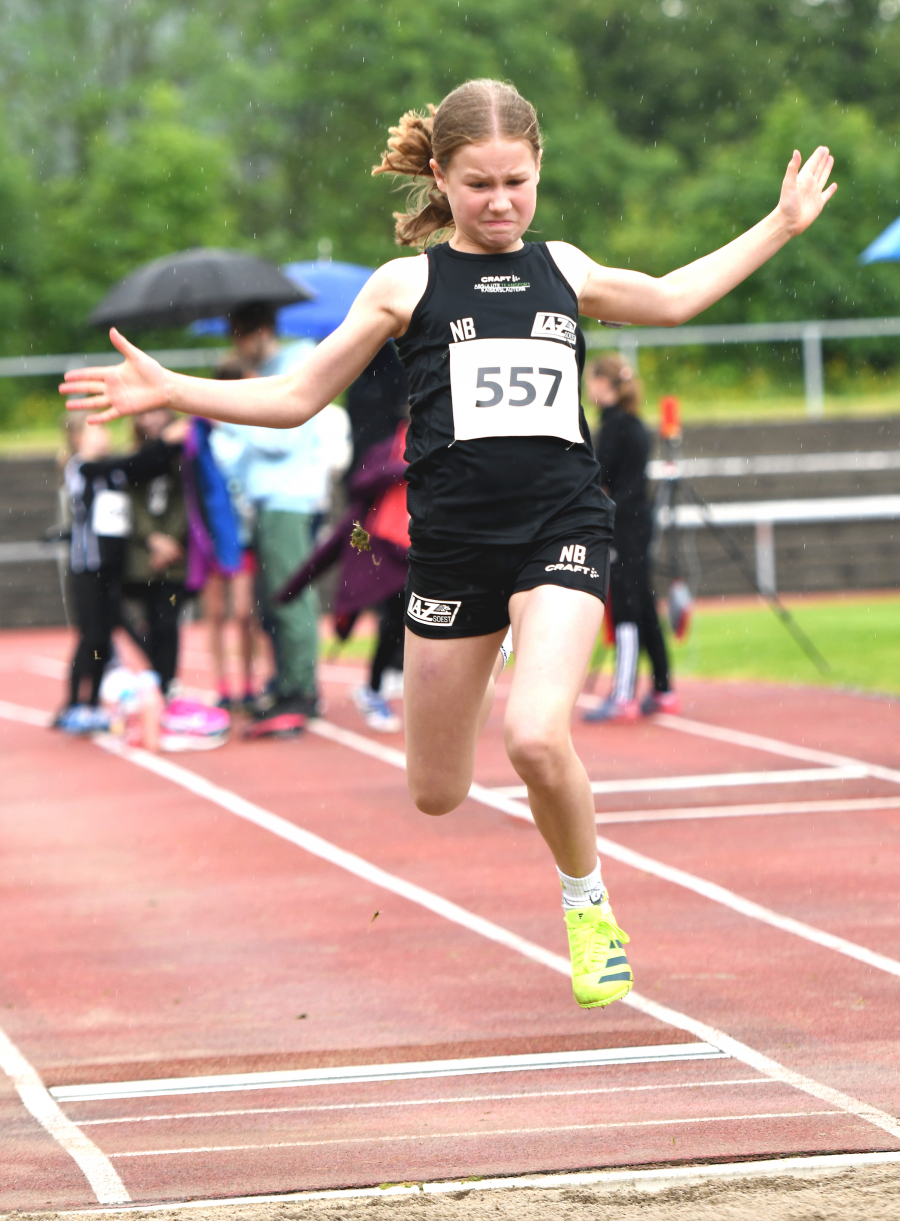 Noelle Sophie Biegel vom LAZ Soest gewann in der Altersklasse W11 nicht nur im Weitsprung, sondern auch &uuml;ber 50 Meter, 800 Meter und im Ballwurf. Foto: Bottin