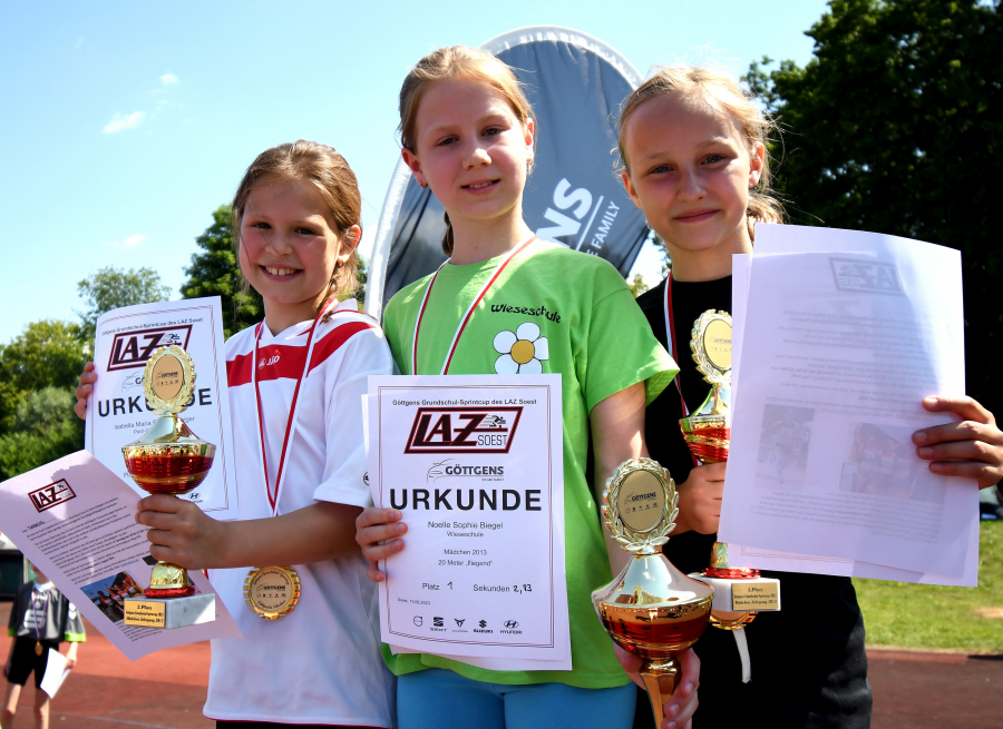 Die drei Erstplatzierten bei den M&auml;dchen des Jahrgangs 2013: Noelle Sophie Biegel von der Wieseschule (Mitte) siegte vor Isabella Maria Reichenbecher (Petri, links) und Olivia Wagner (Georg).