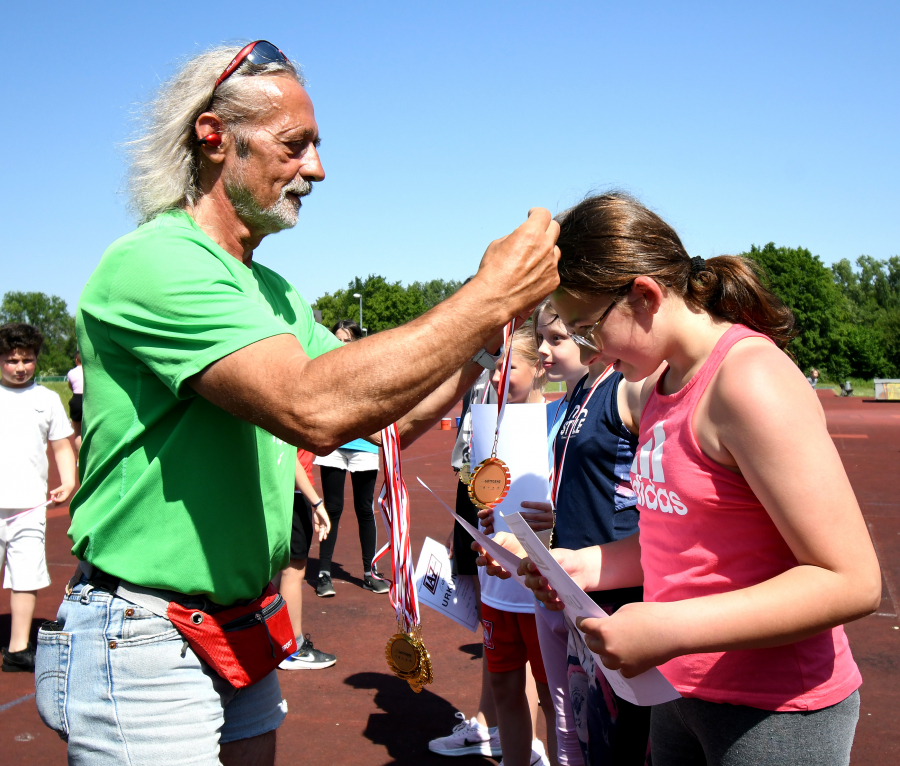 LAZ-Trainer Ralf Reinhardt half bei der Medaillen&uuml;bergabe. Alle Finalteilnehmer erhielten eine.