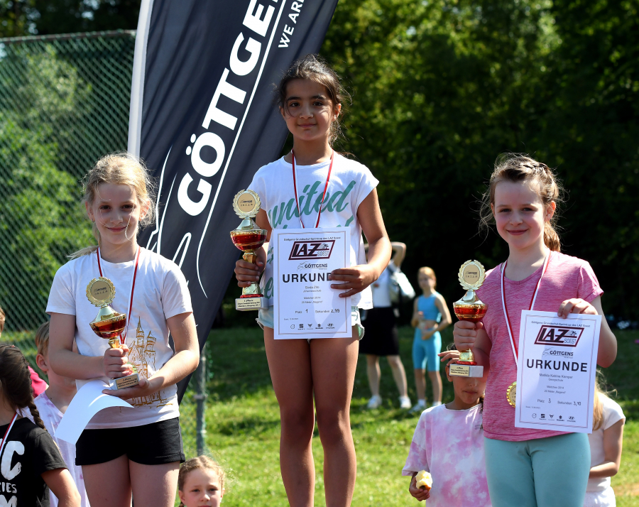 Pokale f&uuml;r die M&auml;dchen des Jahrgangs 2014: Zivda Zito (Mitte) von der Johannesschule war hier die schnellste Sprinterin vor Anni K&ouml;hne (Patrokli, links) und Matilda Katrine Kemper (Georg).